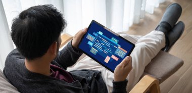 Yeni uygulama geliştirme için HTML, Python, Java ve C gibi çeşitli programlama dillerinin kodlama ekranı ile yazılım geliştirme veya programlama çalışmaları