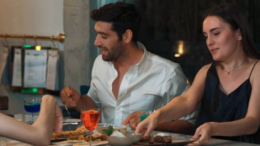 Birkaç arkadaş yaşam tarzlarını tartışıyor ve kokteyl cin tonik, mavi Hawaii, Cosmopolitan, Grasshopper içiyorlar. Özel parti gece kulübünü kutlarken sohbetin tadını çıkarıyorlar. Vinosity.