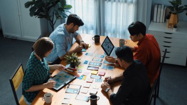 Profesyonel iş adamlarının beyin fırtınası ve fikir paylaşımına zihin haritası kullanarak üst düzey bir bakış açısı. Çeşitli insanlar pazarlama stratejisi planlıyorlar ya da toplantıda cep telefonu için Ux Ui tasarımı tasarlıyorlar. Cemaat.