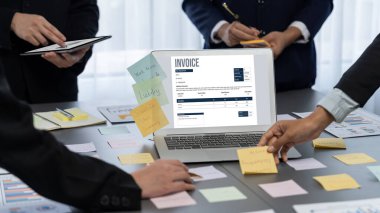 Analizci ekibi yaratıcı ve analitik beyin fırtınası fikri için bilgisayar ekranında BI veri paneli olan yapışkan bir not kullanıyor. Pazarlama stratejisi için finansal veri görselleştirme teknolojisini analiz et. Dahi.