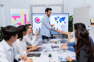 Analist ekip lideri, iş zekası ya da BI gösterge paneli ile FIntech yazılım gücünü kullanarak başarılı veri analizi toplantısından sonra iş arkadaşıyla tokalaştı. Tedbirli