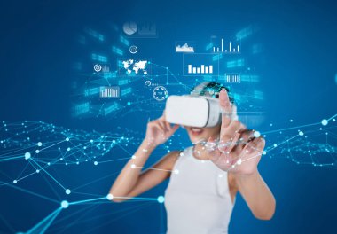 İş adamı, tahmin edilen büyük veri modellerinden gerçek zamanlı analizlere uzanan eğilimleri ve görüşleri ortaya çıkarmak için veri analizlerini derinlemesine inceleyerek, veri güdümlü kararların analitik endüstrileri nasıl ileri götürdüğünü öğrenir Faas