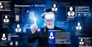 Güvenlik sistemine girerken takım elbise ve sanal gerçeklik gözlüğü takıyor. Global ağa bağlanan ve kimliğini doğrulayan bir iş adamı. Yapay zeka. Teknoloji yeniliği. Yaratıcılık.