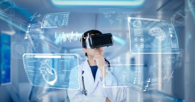 Doktor, yapay zeka ve gelişmiş gerçeklik teknolojisi kullanarak hasta semptomlarını teşhis ederken tıbbi verilere bakıyor. Hastane koridorunda çalışan ve ayakta duran akıllı sağlık hizmetleri. Yaratıcılık.