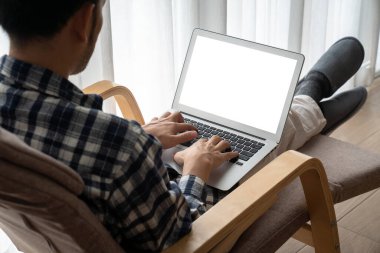 Tasarımınız için mod bilgisayardaki beyaz boş ekran monitör ekranında maket yapın