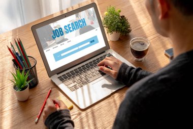 Çalışanların işe alım İnternet ağındaki iş fırsatlarını araması için mod web sitesinde online iş araması