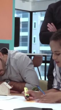 Yaratıcı iş adamları modern işyerindeki ofis masasında sohbet ediyorlar. Şirket uluslararası iş kavramı.