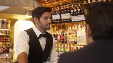 Lüks barlarda içki hazırlayan akıllı barmenlere odaklanırken aynı zamanda canlı ışıklandırma atmosfer şişesi ve bar arka planındaki VIP müşterilerle canlı sohbetler. Vinosity.