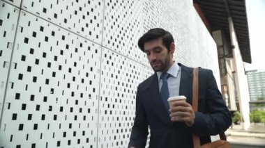 Akıllı iş adamı iş yatırımları hakkında konuşmak için telefonu kullanıyor. İş planı, pazarlama stratejisi ya da çalışma hakkında konuşmak için akıllı telefonla konuşurken sokakta yürüyen mutlu bir yönetici. Sevinçli..