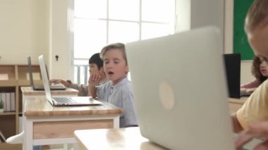 Akıllı beyaz çocuk, yapay zeka üretmek için mühendislik komut yazarak dizüstü bilgisayar kullanıyor. STEM teknoloji sınıfına katılırken çeşitli öğrenci öğrenimi ya da programlama sistemi eğitimi. Teknoloji. Pedagoji.