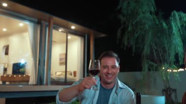 Tatil kutlaması için aile bir arada. Yetişkin üye tatlı kız dışında şarap kadehiyle tezahürat yapar. Açık hava kampı aktivitesi yiyeceklerle rahatlamak ve akrabalarla zaman geçirmek kuşaklar arası bir uçurum. Uyumsuzluk.
