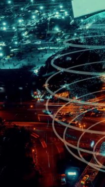 Geleceğin trafik kontrolü için akıllı ulaşım teknolojisi değiştirme konsepti. Sanal akıllı sistem sürücü için şehir caddesindeki araç verilerini bağlamak için sürüş bilgisi analizi yapıyor .