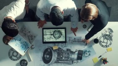 Kaliteli mühendisin jet motoruna bakarken birlikte çalışmasını tepeden tırnağa izleyeceğiz. Elektronik jeneratöre bakarken beyin fırtınası yapan akıllı tasarımcıların ya da çeşitli teknisyenlerin hava görüntüsü. Hizalama.