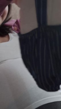 Hamile bir kadın çocuğuna bakarken kendini mutlu hissediyor. Hamile karnında bebek taşıyan hamile bir anne. Doğum öncesi bakım ve kadın hamileliği konsepti.