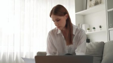 Stresli genç bayanın kredi kartı borçlarıyla ilgili mali sorunları var. Kötü kişisel para ve mortgage ödeme yönetimi krizinden korunmak için. Kadınlar aşırı harcama yüzünden finansal iflastan endişe ediyorlar.