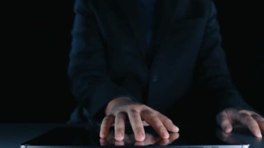 Yapay zeka mühendisliği, büyük veri ve yapay zeka makinesi kavramında yapay zeka beyin işlemcisiyle iş desteği için üretken yapay zeka kullanmayı öğrenen insan etkileşimi. Kullanıcı Kimliği