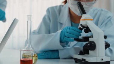 Laboratuvar araştırmacısı yeni bir ilaç geliştirir ya da tedavi eder. Laboratuvar tüpünde renkli kimyasal sıvı kullanır. Mikrobiyoloji uzmanlığı ve laboratuvar ekipmanları ile sağlık hizmetlerinin teknolojik gelişimi. Katı.