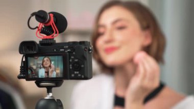 Etkilenen iki ortak canlı yayında video görüntülerini çekiyor makyaj malzemesi prim sosyal medya veya blog. Kozmetik stüdyosu ışıklandırmalı mutlu genç kız çevrimiçi pazarlama oturumu yayını için..