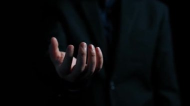 İş adamı sonsuz olasılıkları ve sonsuzluğun özünü benimser, fırsatları keşfetmek için ilham verir. Sonsuzluğun ve olasılıkların birleştiği bir dünyaya dalın ve potansiyel UUID 'yi keşfedin.