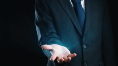 İş adamı siber güvenliğin özünü keşfeder. Siber koruma yöntemlerini, tehditleri derinlemesine araştır ve siber güvenlik duruşunu güçlendir. Siber güvenlik çağında UUID 'de gezinmek için gerekli