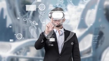 Yetenekli bir iş adamı küresel iletişim hologramını işaret edip kontrol ediyor. VR gözlüklü akıllı proje yöneticisi küresel ağ bağlantısı hologramıyla bakıyor ve bağlantı kuruyor. Aygıt.