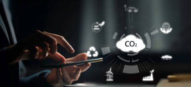 İş adamı CO2 emisyonlarını azaltmak için girişimlerde bulunuyor ve net sıfır hedefliyor. Daha yeşil bir gezegenin karbondioksitini azaltarak sürdürülebilirliğe olan bağlılığını gösteriyor. EIDE