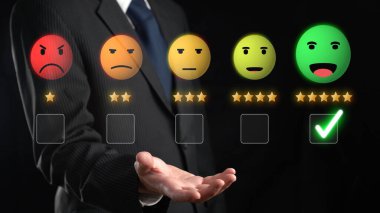 İş adamı müşteri memnuniyet değerlendirmesi verilerini analiz eder ve hizmet kalitesini artırmaya çalışır. Müşteri memnuniyeti ve sadakatini arttırmak için koz değerlendirmeleri. FaaS