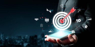 İş adamı müşteri hedef gruplarını belirlemek için verileri analiz eder, pazarlama stratejilerini rafine eder. Her hedef grubun özel ihtiyaçlarını karşılamak için iletiler gönderiliyor. EIDE