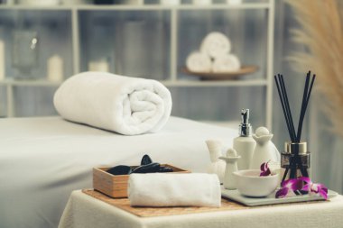Lüks spa merkezindeki kaplıca masasında güzellik ve güzellik salonu aksesuarları. Spa masajı ve eğlence arka planı konsepti. Sessiz.