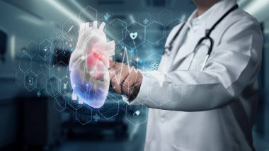 Semptomu incelerken ve incelerken insan kalbinin dijital hologramını kullanan ve işaret eden zeki doktorlara yaklaş. Kardiyolog doktor organlara bakıyor. Sağlık hizmetleri. Teknoloji. İyileştirici.