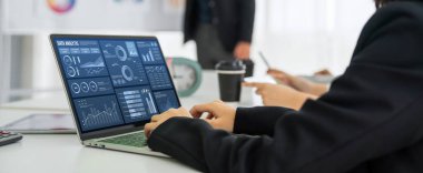 İş veri paneli, pazarlama stratejisi planlaması için iş zekası analizi sunar. Müşteri taleplerini analiz etmek ve iş dünyasının geleceğini önceden görmek için büyük veriler sunulur.