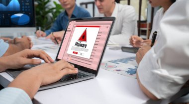 Siber saldırı konsepti. Bilgisayar ekranında görülen kötü amaçlı yazılım uyarısı ve bilgisayar sisteminde veya çevrimiçi sunucuda kaldırılacak tehdit algılaması.