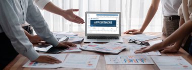 İnternet sitesinde canlı eleştiriler için çevrimiçi aplikasyon rezervasyon takvimi