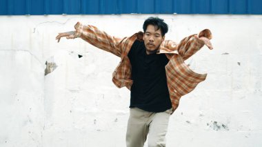 İspanyol komedi koreografı hip hop tarzında dans ediyor. Genç mutlu break dansçı B-boy dansı yapıyor. Sokak dansı yapan komik adamın hareket çekimi. Açık hava sporu 2024. Modern dans. hiphop.