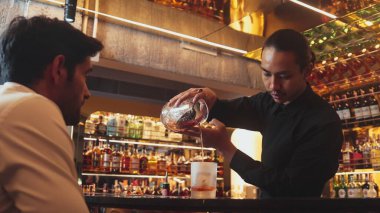 Barmen portakal kabuğu sıkar, cam kokteyl viskisinin üzerinden kokar, buz kalıbının tepesine eski moda kokar. Kulüpteki lüks gişe barında VIP müşteriye özel sunum yapar. Vinosity.