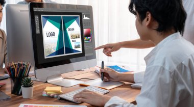 Web sayfasının modern tasarımı ve bilgisayar ekranında gösterilen ticari canlı reklamlar için grafiksel tasarımcı yazılımı