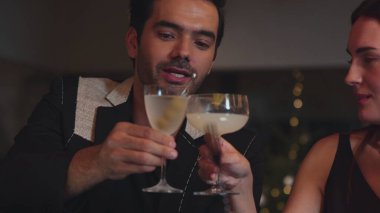 Akıllı bir çift, martiniyle kadeh kaldırıyor zeytinli martini ve margaritanın tadını çıkartıyor keyifli sohbetler ederek keyifli sohbetler ediyor gece kulübünde özel bir şeyler içiyoruz. Vinosity.