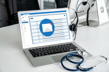 Bilgisayar ekranında rahatça görünen e-posta bildirim iletisi. Dijital pazarlama iletisi bilgi metni iş dünyasından müşteriye
