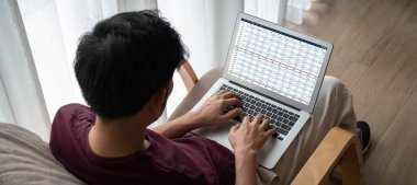 Bilgisayar ekranındaki muhasebe yazılımı finansal hesap tablolarını ve kurumsal iş dengelerini gösteriyor. Muhasebeciye iyi bir muhasebe sunuyor.