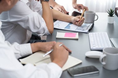 Çeşitli ofis çalışanlarından oluşan bir grup, ofis çalışma alanına yapışkan bir notla stratejik iş pazarlama planlaması üzerine beyin fırtınası yapıyor. İş yerinde olumlu ve verimli bir takım çalışması. Tedbirli.