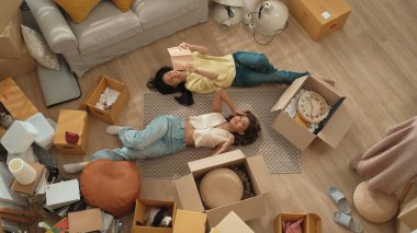 Genç bayan işyeri sahibi dükkanda dikilirken elinde karton tutuyordu. Teslimat ya da nakliye işlemleri için hazırlık yaparken paket ve kutu taşıyan çekici, mutlu girişimci. Myrmidon.