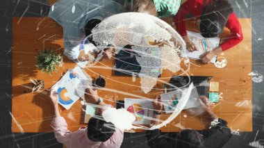 Ux Ui tasarımı için birlikte çalışan yetenekli iş adamlarının üst düzey görüşü. Çeşitli insanlardan oluşan bir grup büyük bir veri tabanı kullanarak küresel iletişim hakkında beyin fırtınası yapıyor ve tartışıyorlar. Cemaat.