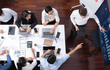 Ofiste sunum ya da analist ekibiyle toplantı odasında mali verileri analiz etmek için BI Fintech 'i kullanmak. İş adamları stratejik planlama için TV ekranında BI gösterge panelini inceliyor.