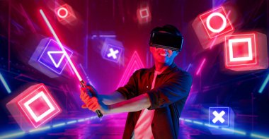 Parlayan lazer kılıcını tutan ve arttırılmış gerçeklik gözlüğü takan oyuncu mavi ve kırmızı renkte müzik oyunu oynuyor. Enerjik insan VR gözlükleri ve metaevreni bağlıyor. Yaratıcılık.