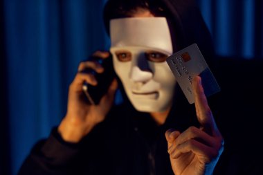 Kredi kartı sahibini arayıp gizli bilgilerle tehdit etmek için beyaz suçlu maskesi. Tüm veritabanları, güvenlik ihlali yapmaya çalışarak şifre şifreleme yapmak için. Bireysel.