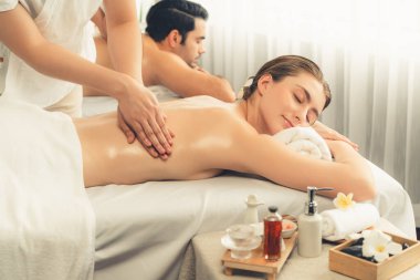 Kafkas çift müşterisi stres önleyici spa masajının keyfini çıkarıyor ve lüks otel veya oteldeki gündüz açık hava ortamında güzellik teniyle eğleniyor. Sessiz.