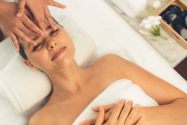 Panorama 'da kadınların stres önleyici kafa masajından ve lüks tatil beldesi veya otel spa salonundaki modern ışık ortamında yüz güzelliği eğlencelerini şımartmaktan hoşlandığı bir manzara var. Sessiz.