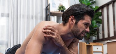 Atletik ve sporcu adam vücut egzersizi sırasında egzersiz sakatlığından muzdarip. Neşeli evde egzersiz konsepti sırasında yaralanan kas kazasından dolayı ağrılı bir ağrı..