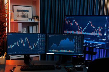 Dinamik borsa grafiklerinin büyük ekranları neon ışıklı gece vakti bilgisayarda görünüyor. Finansal teknolojiye yapılan güncellenmiş yatırımla otomatik olarak satış ya da kâr satın alma. İnfobahn.