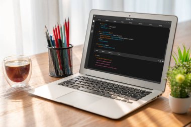 Model uygulama ve program kodlaması için bilgisayar ekranında yazılım geliştirme programlama